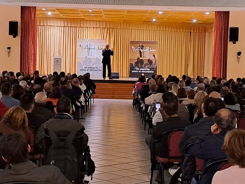 Mario Conde genera gran expectación y congrega a centenares de personas en Nules